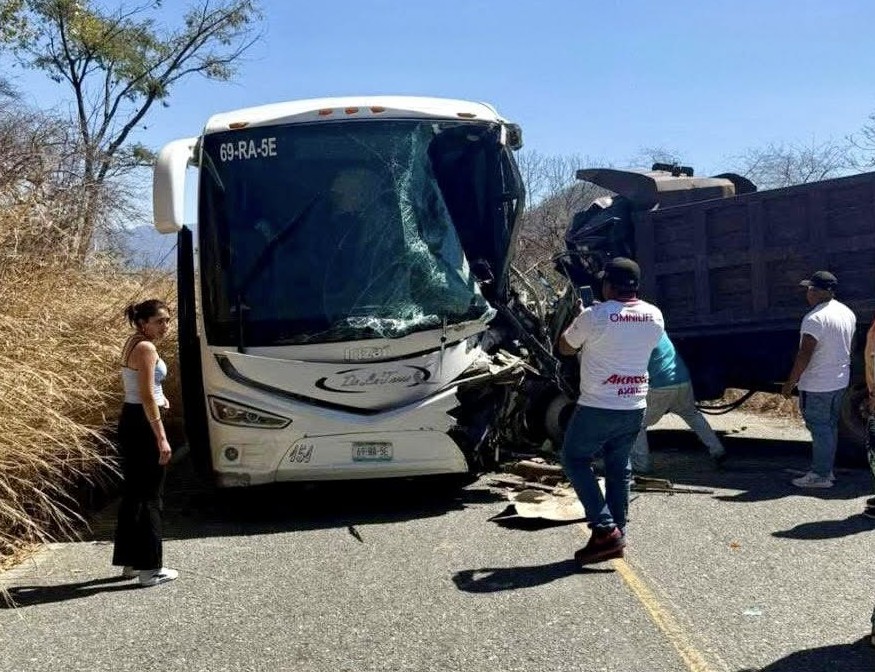 Choque frontal entre volteo y autobús de pasajeros en carretera de Juchatengo